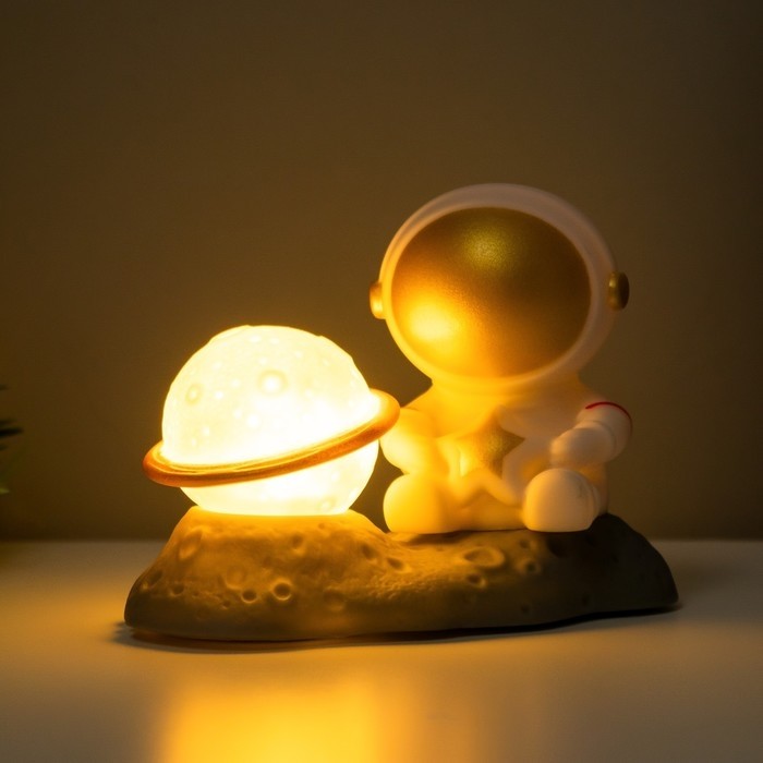 Фигурка светящаяся RISALUX «Крутой космонавт», LED-ночник, 2 Вт, RGB, от батареек 3×LR44, бело-золотой, 11×6×11 см