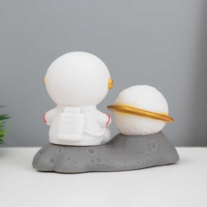 Фигурка светящаяся RISALUX «Крутой космонавт», LED-ночник, 2 Вт, RGB, от батареек 3×LR44, бело-золотой, 11×6×11 см