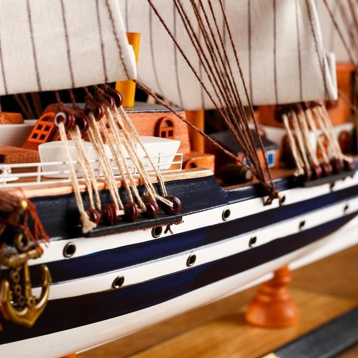 Сувенирная модель корабля «Мортан», с белым дном