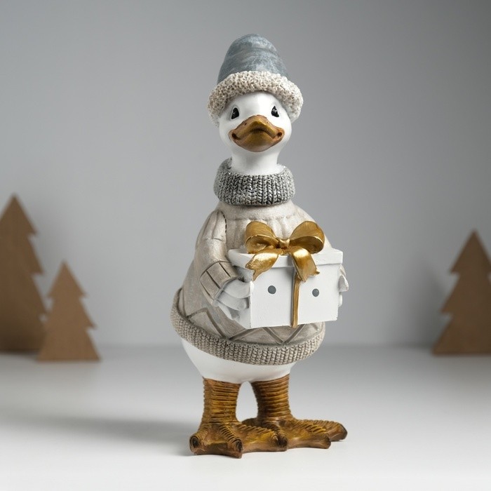 Фигурка полистоун «Гусь в бежевом свитере, с подарком», 9.5×12×22.5 см