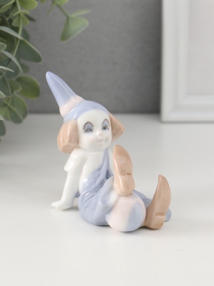 Фигурка керамика «Маленький клоун в колпаке с мячом», 8.5×5×7 см