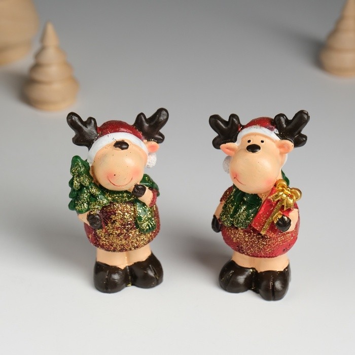 Фигурка полистоун «Оленёнок в красной шубе и зелёном шарфике», 7.5×4.2×7.5 см, МИКС