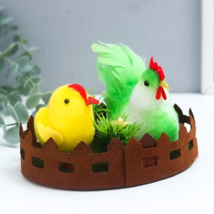 Фигурка пасхальная «Курочка и цыплёнок на лужайке», 15×10×9 см