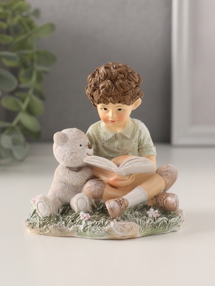 Фигурка полистоун «Кудрявый мальчишка читает книжку медвежонку», 9×7×9 см
