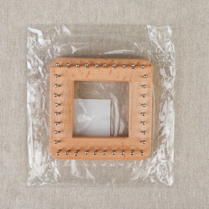 Устройство для плетения, деревянное, с металлическими штырями, 10×10×3.5 см