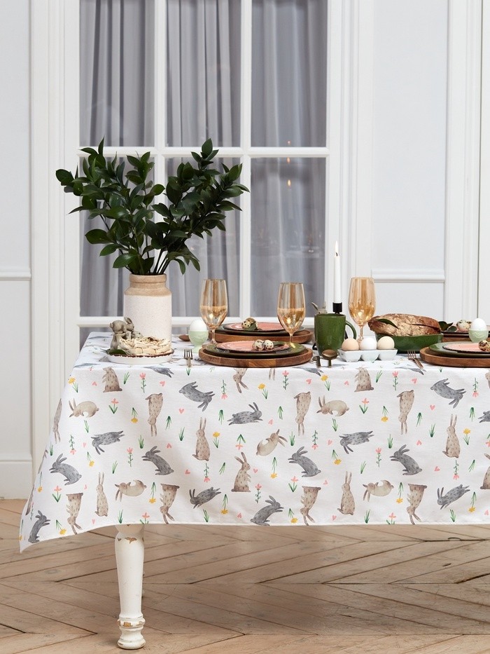 Скатерть пасхальная Доляна Fluffy bunnies, 220×144 см, 100% хлопок, 164 г/м²