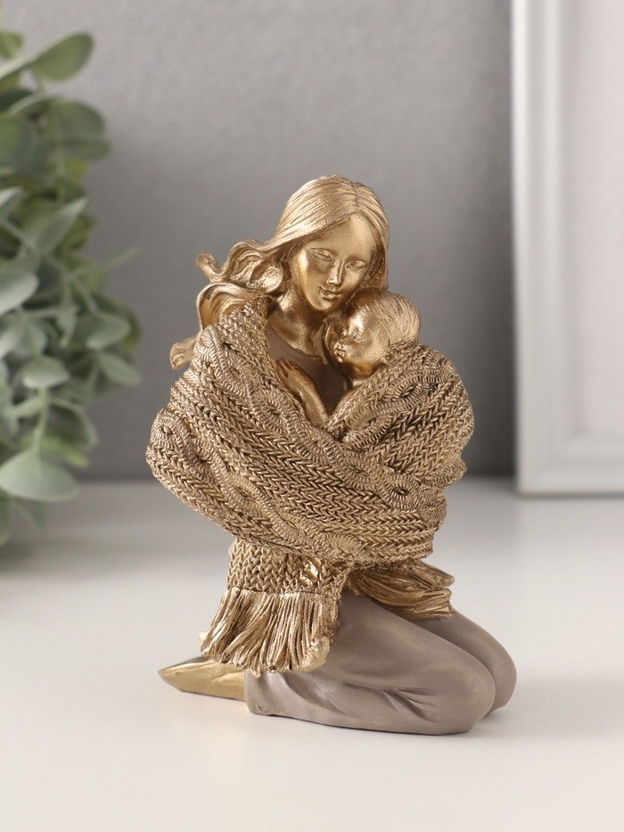 Фигурка полистоун «Мама с малышом, укутанные в шарф», 8.5×6.5×12 см