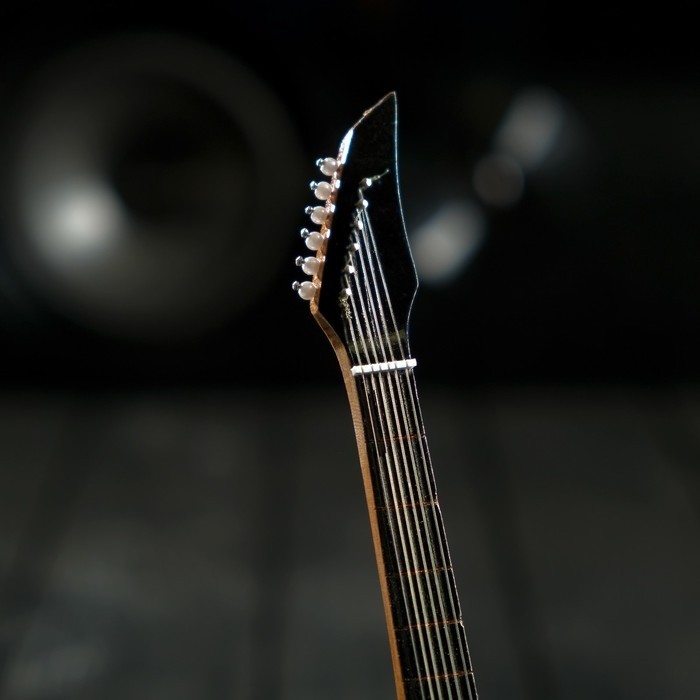 Гитара сувенирная Ibanez, на подставке, 24×8×2 см, чёрно-белая